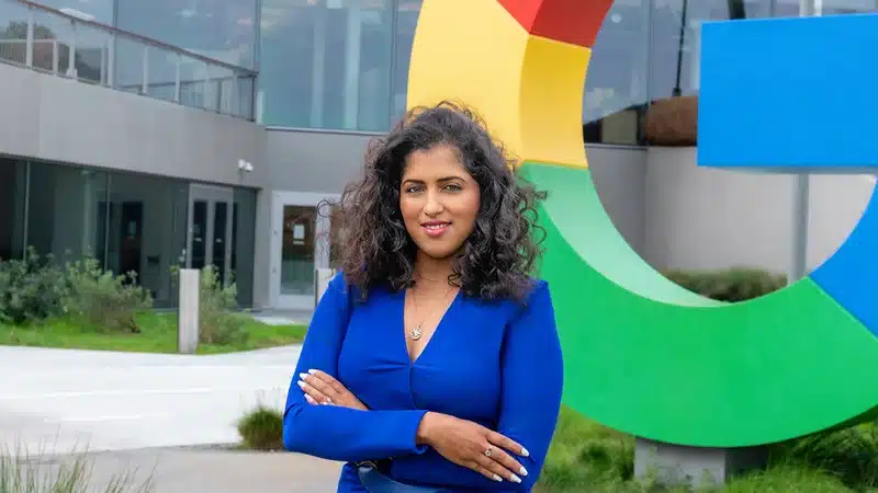 Créditos: Vidhya Srinivasan, vice-presidente e gerente geral de anúncios do Google, fora do campus da empresa em Bay View, em Mountain View, Califórnia.